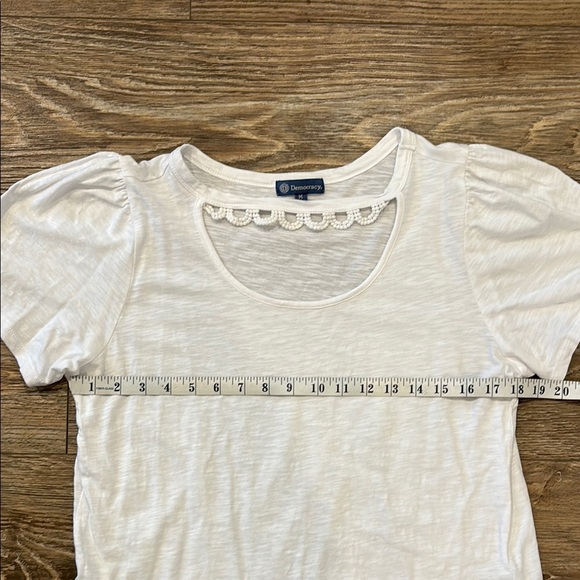 Democracy Women's Medium White T-Shirt with Flutter Sleeves Necklace Cutout - Picture 7 of 9